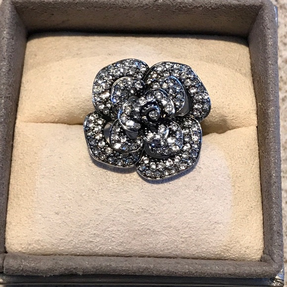 Crystal floral statement ring - Picture 2 of 6